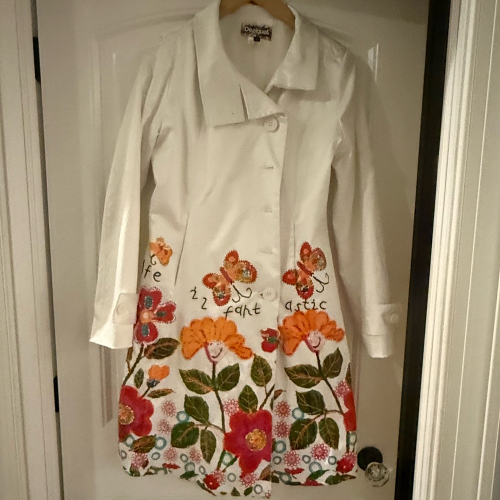 Desigual coat. White with flower pattern and embroidery. Size 44